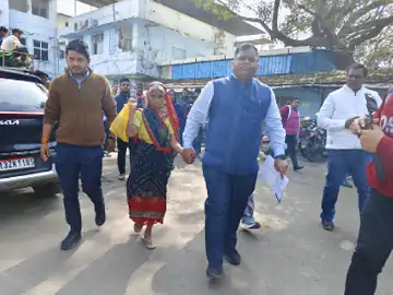 वृद्धा का हाथ पकड़कर विभाग में ले गए निगम कमिश्नर