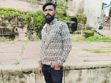 चोरी का लोडिंग वाहन पेड़ से टकराया, युवक की मौत