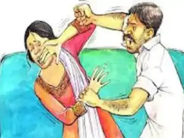 भोपाल में मामूली विवाद में युवती की टी-शर्ट उतारी