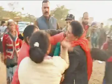 महिलाकर्मियों के बाल खींचे, थप्पड़ जड़े