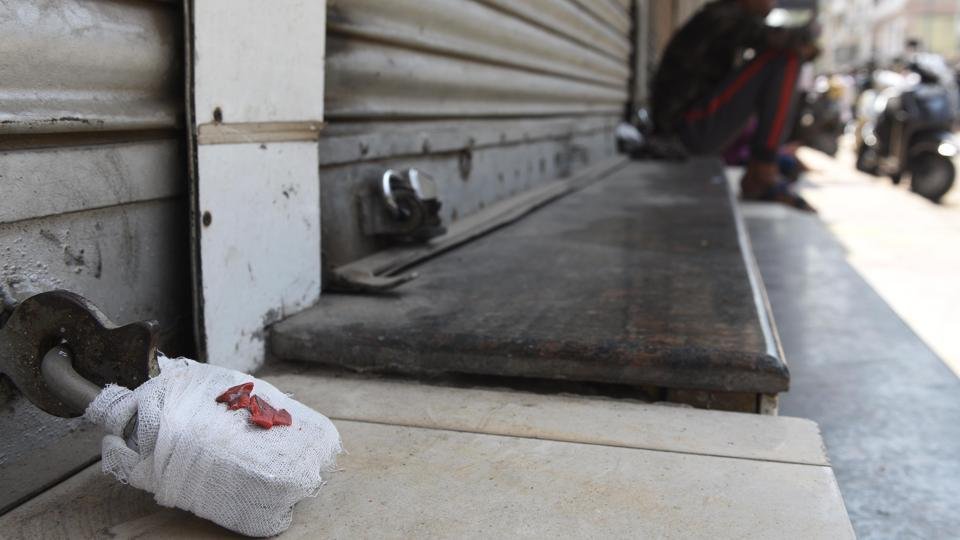 वसूली अभियान: चार दुकानों में लगाए ताले