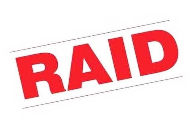 देर रात कैफे पर छापा:तंदूर के पास मिलीं शराब की बोतलें, छह पर केस