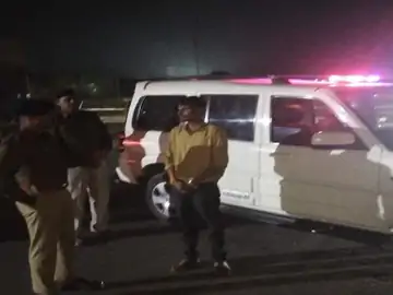 इंदौर में प्राइवेट गाड़ी पर सरकारी लाइट