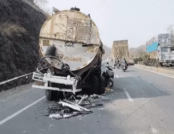 बाइक को टक्कर मारकर टैंकर में घुसी ट्रैवलर, 6 मृत
