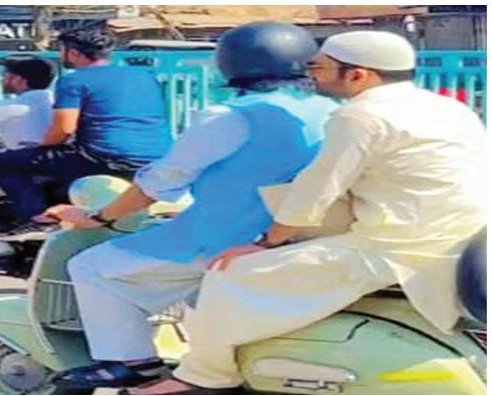 भाेपाल में पठानी सूट-टोपी पहने दिखे कपिल शर्मा