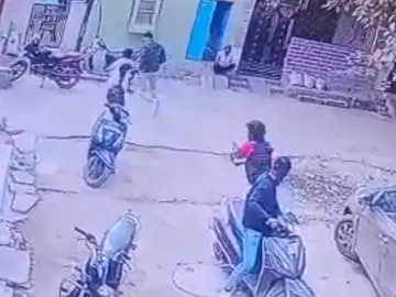 रंजिश को लेकर युवक पर दोस्तों ने की फायरिंग