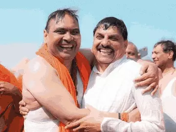 सीएम मोहन यादव ने परिवार संग संगम में लगाई डुबकी