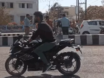 भोपाल में रेंज रोवर ने 4 बाइकों को टक्कर मारी