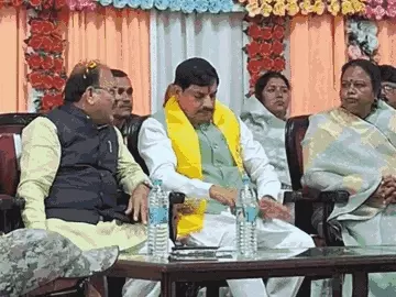 मोचियों की गुमटियों को उठाकर फेंक देता है नगर निगम