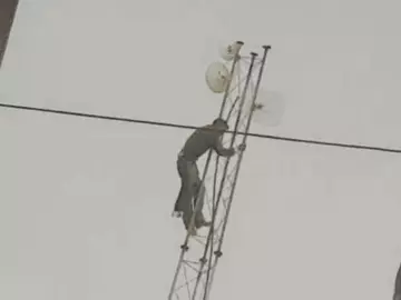 भोपाल में फेमस होने के शौक में टॉवर पर चढ़ा