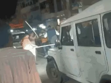 भाजपा नेता को बीच बाजार में लाठी-डंडों से पीटा