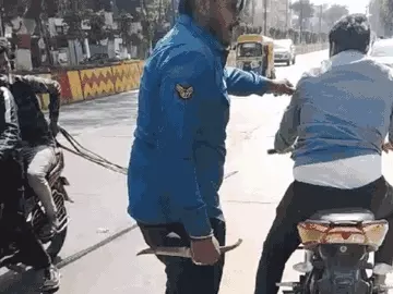 इंदौर में एसआई के बेटे ने युवक को चाकू मारा