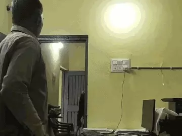 आवास योजना की राशि न मिलने पर युवक भड़का