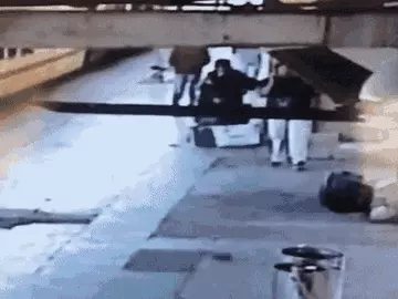 भोपाल रेलवे स्टेशन पर चलती ट्रेन से गिरी महिला