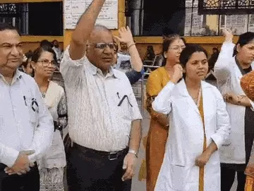 भोपाल में काली पट्टी बांधकर डॉक्टर कर रहे काम