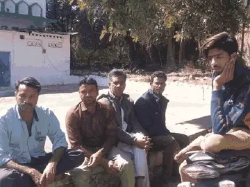 तेज रफ्तार बाइक डिवाइडर से टकराई