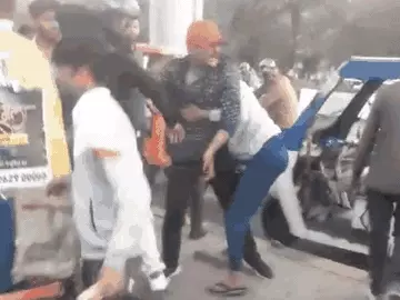 गाड़ी टकराई तो युवती को पीटा, VIDEO वायरल