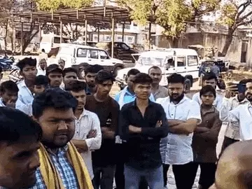 छात्राएं बोलीं-बैड टच करते हैं बीईओ, वार्डन बनाती हैं वीडियो