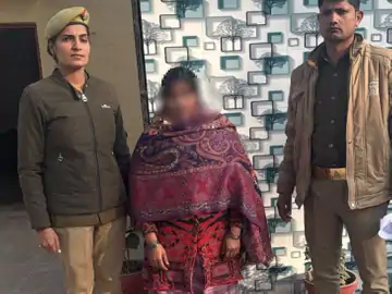 संबंध बनाते समय युवक की हत्या:पति को सुलाकर पड़ोसी के घर गई, मौका देखकर गला घोंट दिया