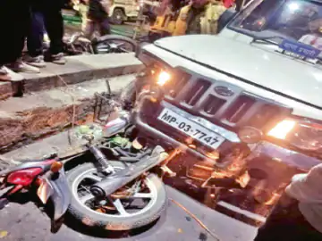 टीआई की गाड़ी ने बाइकों को टक्कर मारी, 3 घायल