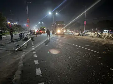 उज्जैन से वाराणसी जा रही बस नर्मदापुरम हाईवे पर पलटी