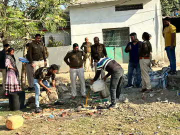 भोपाल में कुप्पों में भरी थी अवैध शराब, बहा दी