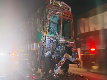 इंदौर-भोपाल बायपास में तीन ट्रक आपस में टकराए