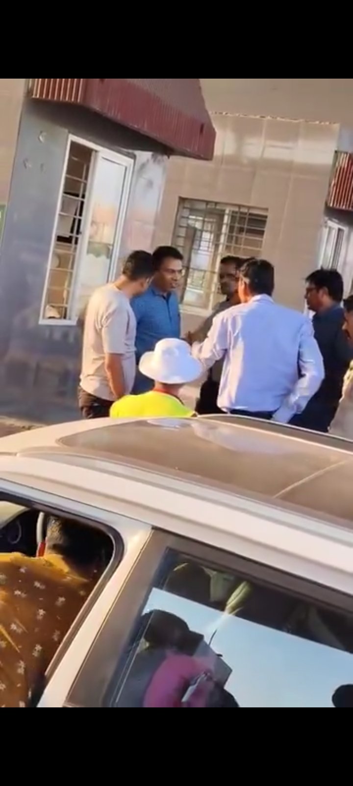 चलती गाड़ी में ली रिश्वत