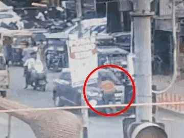 कार ने युवक को 100 फीट तक घसीटा:बॉयफ्रेंड के साथ पत्नी को पकड़ा था