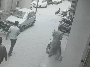 भोपाल में मस्जिद के बाहर से बाइक चोरी