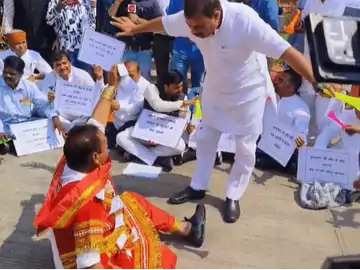 20 साल पहले बने असिस्टेंट प्रोफेसर,अब तक रेगुलर नहीं