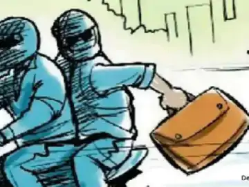 चलती गाड़ी से गिराकर 55 हजार रुपए की लूट