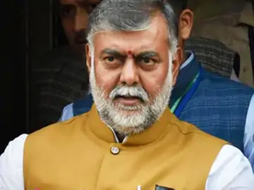 साढ़े तीन करोड़ के अनियमितता के आरोपी को नहीं हटाया