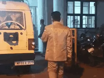 मैरिज गार्डन के बाहर से भागी दुल्हन और प्रेमी गिरफ्तार:शादी के बाद गहने लेकर हुई थी फरार