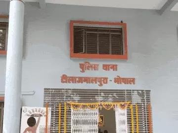 भोपाल में बेटों ने पिता को दिया धक्का