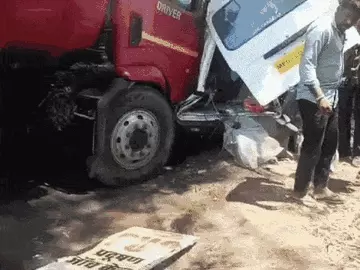 फायर ब्रिगेड ने पीयूसी वैन को टक्कर मारी