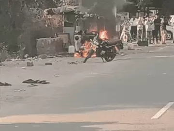 भोपाल में विवाद के बाद ऑटो में आग लगाई