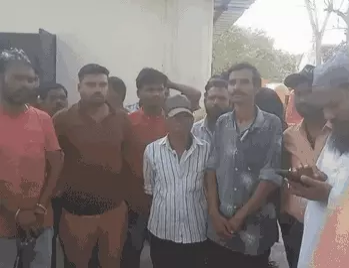 भोपाल के निगम ऑफिस में हंगामा, सीवेज गाड़ियां खड़ी कीं