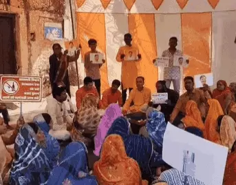 सीएम की तस्वीर के साथ शराब खुलने का विरोध