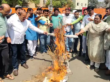 महंगाई के विरोध में कांग्रेस का प्रदर्शन:ग्वालियर में पुतला दहन