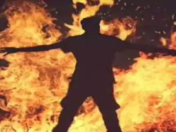 पत्नी थाने पहुंची तो पति ने खुद को लगाई आग