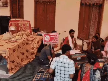 शराब दुकान के विरोध में धरने पर बैठे रहवासी