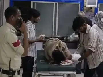 ट्रेन चढ़ते समय फिसला पुलिसकर्मी, हाथ का पंजा कटा