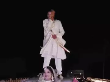 कार की बोनट पर स्टंट करने वाले दूल्हा-दुल्हन की तलाश