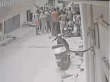 भोपाल में बुर्का पहनकर आई महिला ने मारे हथौड़े