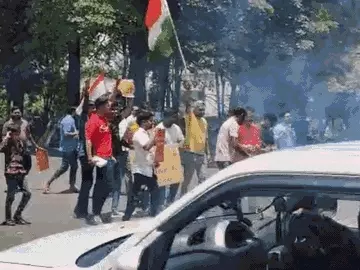 भोपाल में युवा हाथों में तिरंगा लेकर सड़कों पर उतरे