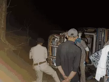 बेकाबू होकर पलटी पिकअप, इंदौर के 4 लोगों की मौत