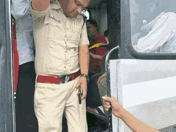 शहर में चल रहीं स्कूल बसों की चैकिंग जारी:133 बसों पर कार्रवाई