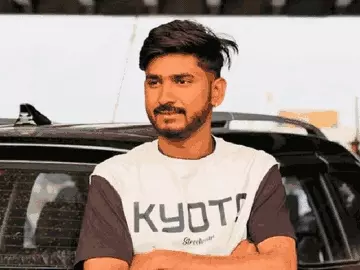 चलती बाइक पर कलेक्शन एजेंट की पीठ पर चाकू मारा:भोपाल में कैश से भरा बैग-आइफोन लेकर भागे बदमाश