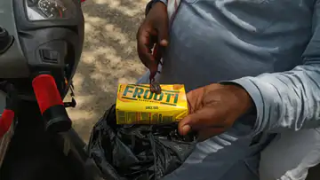 फ्रूटी के पाउच में कीड़ा निकलने का आरोप